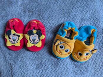 TBE, lot de 2 paires de chaussons Disney