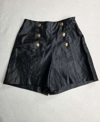 Short jupe simili cuir noir Zara – boutons dorés – taille XS