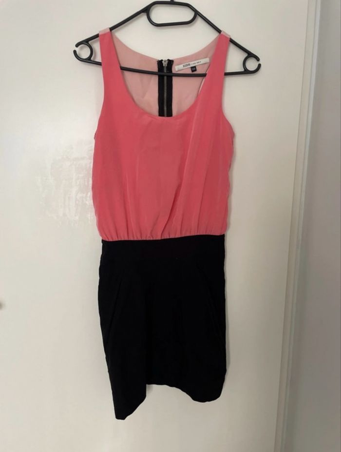 Robe noire et rose