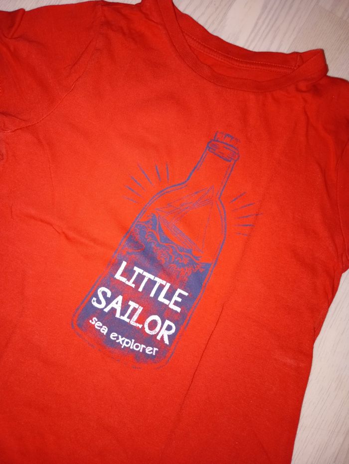 Tee-shirt rouge motif bouteille à la mer Kiabi
T. 8 ans - photo numéro 2