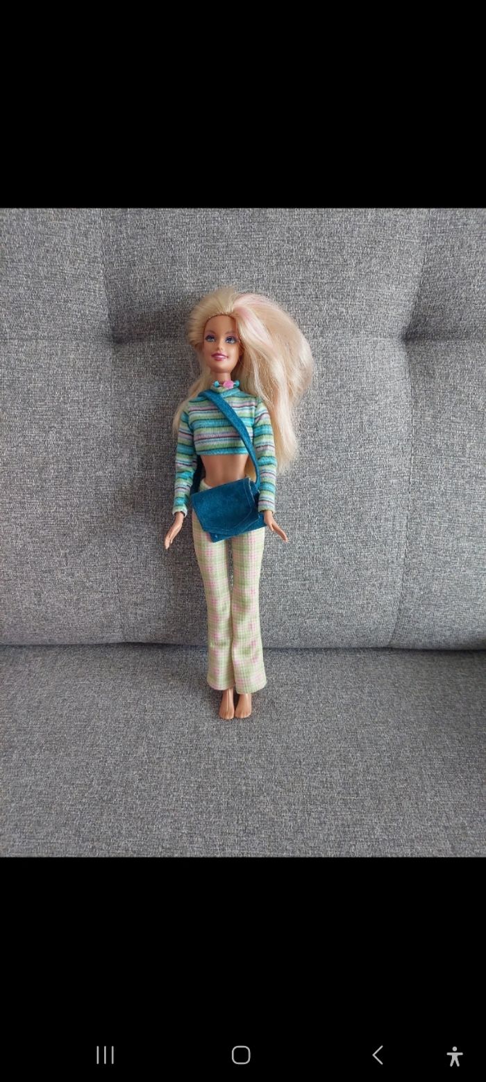 Barbie 1998 et ses tenues