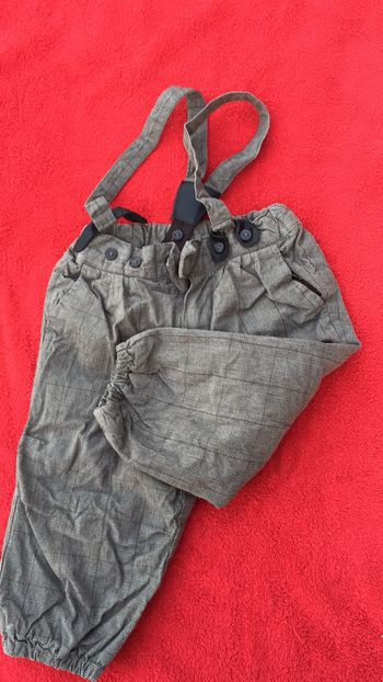 Pantalon doublé à bretelle.