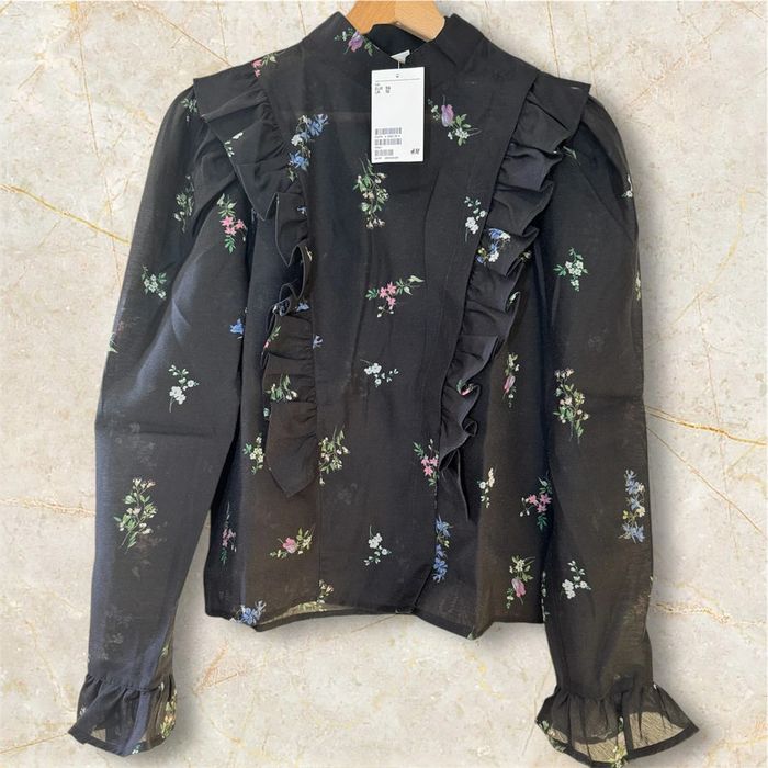 Top noir à fleurs