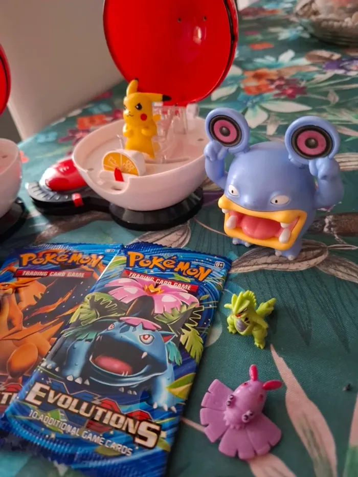 Magnifique pokeball toupie avec figurine et ceinture et lot de cartes pokemon neuve non officiel - photo numéro 3