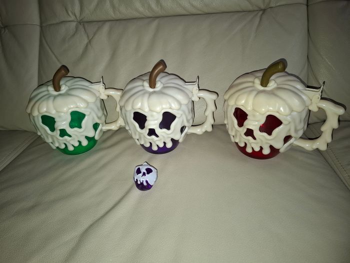 Lot de 3 pommes empoisonnées de belle neige disney
180 €