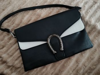 Sac bandoulière noir et blanc boucle métal très bon état