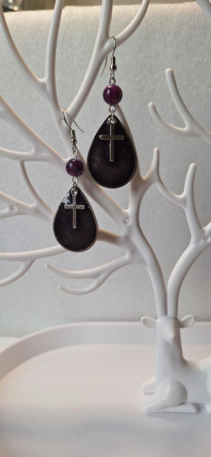 Boucles d’oreilles phosphorescente gothiques noires / mauve& croix - photo numéro 2