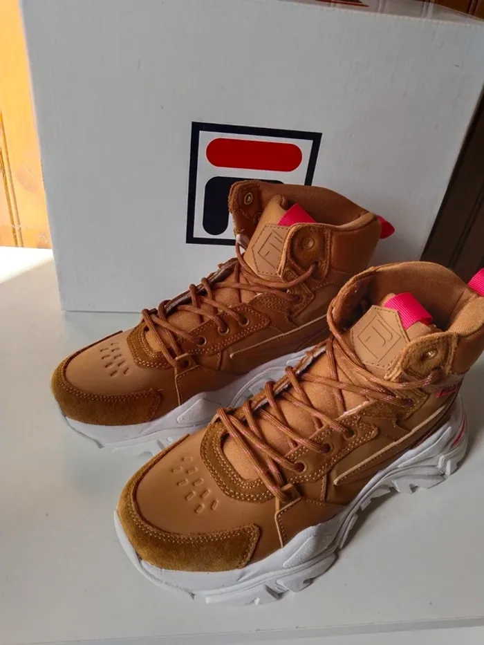 Jolie paire de baskets sneakers femme marque Fila pointure 38