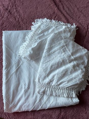 parure de lit blanche avec surpiqûres et franges