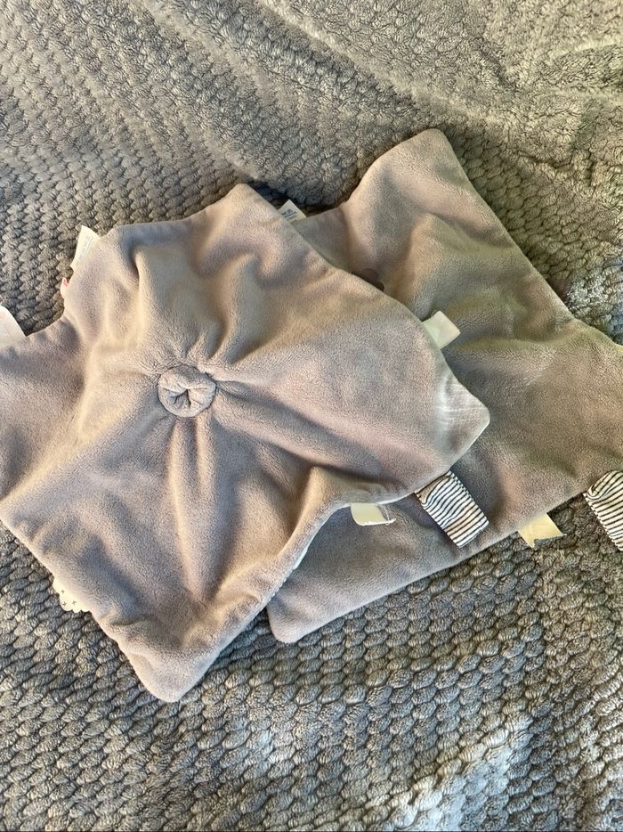 Doudou plat Ours Sam blanc gris rayé couronne attache tétine Noukie’s - photo numéro 2