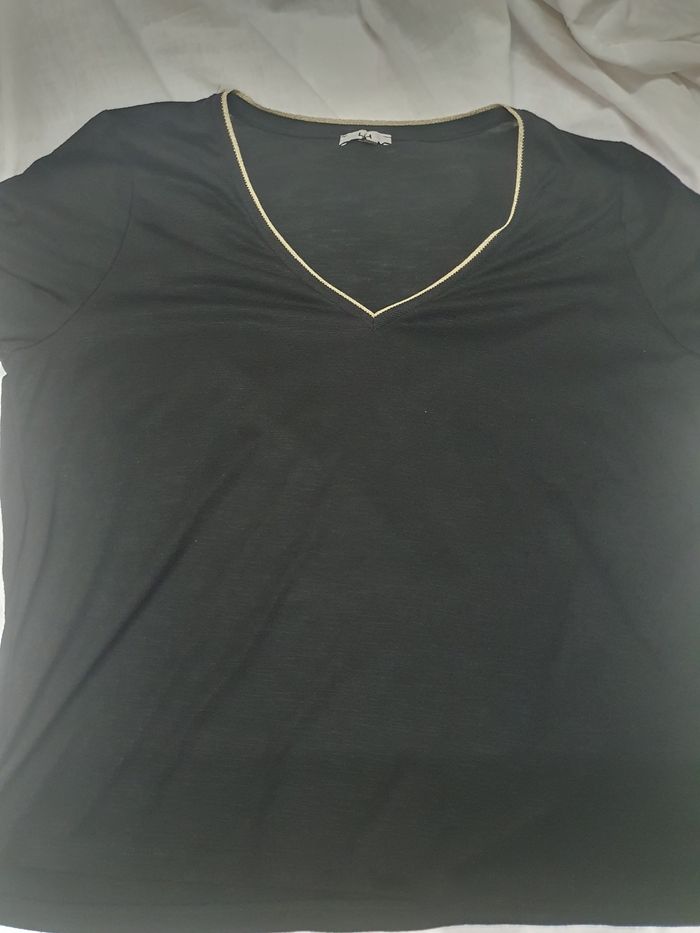 Tee shirt col ouvert - photo numéro 3