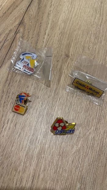 Lot 4 pins vintage collector, Publicitaire crédit mutuel, en très bon état.