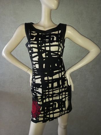 robe noire et blanche desigual taille 38