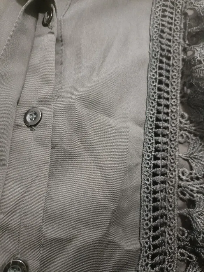 Chemise noir satiné a dentelles - photo numéro 7