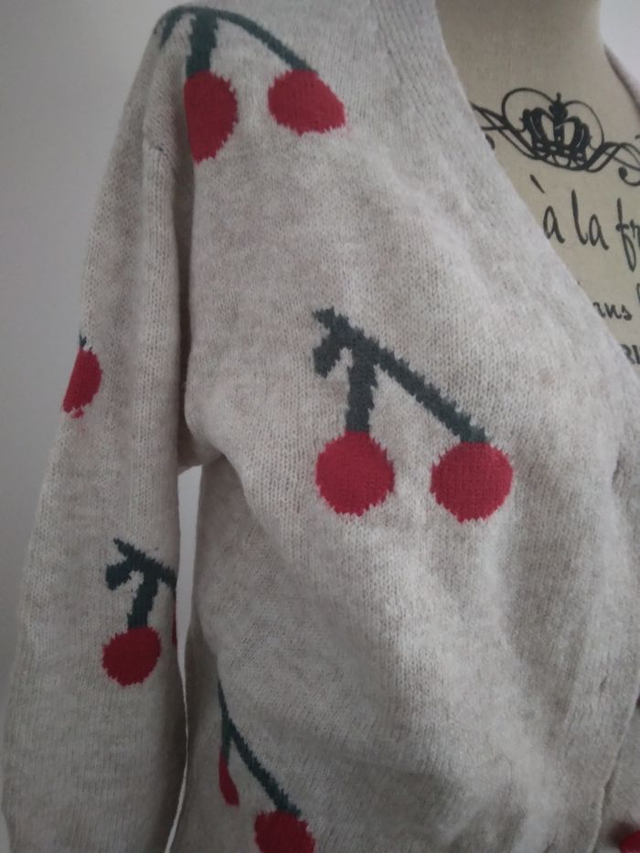 Gilet beige avec des cerises neuf. 13€ au lieu de 36€ - photo numéro 4
