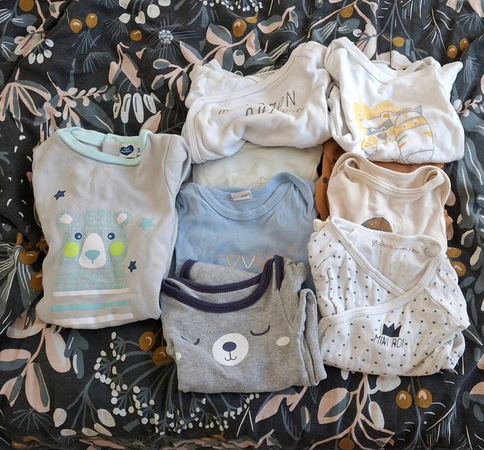 Lot bodies 6 mois.