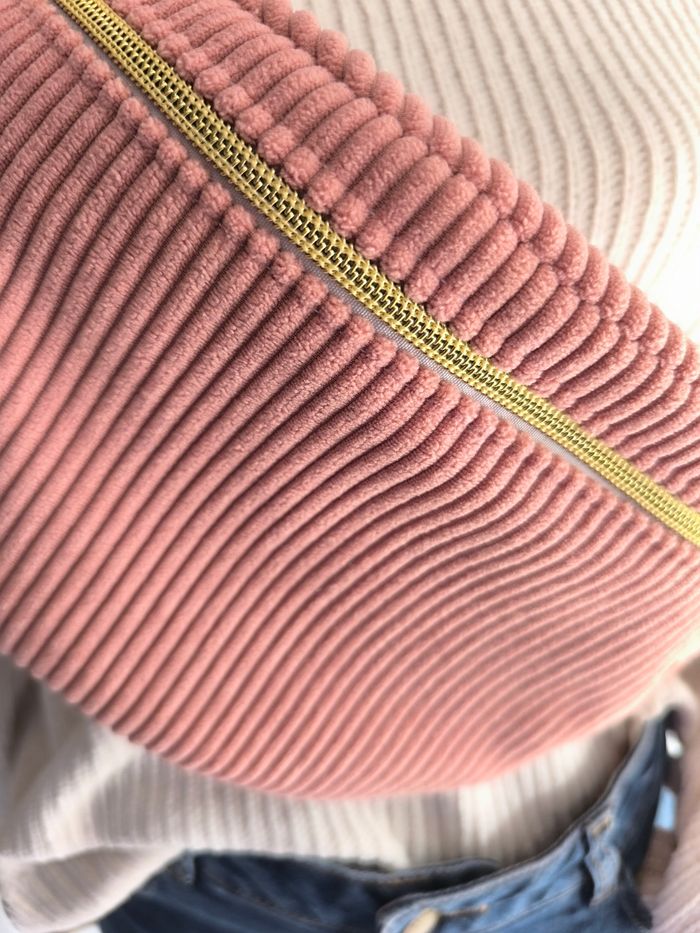 Banane en velours rose - Dimensions 37x17 - photo numéro 2
