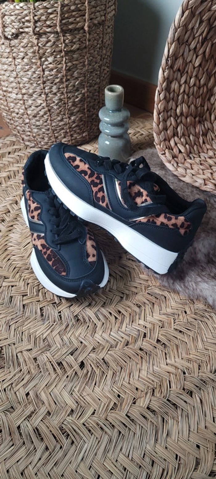 Jolie paire de baskets noir et léopard Taille 38 - photo numéro 4
