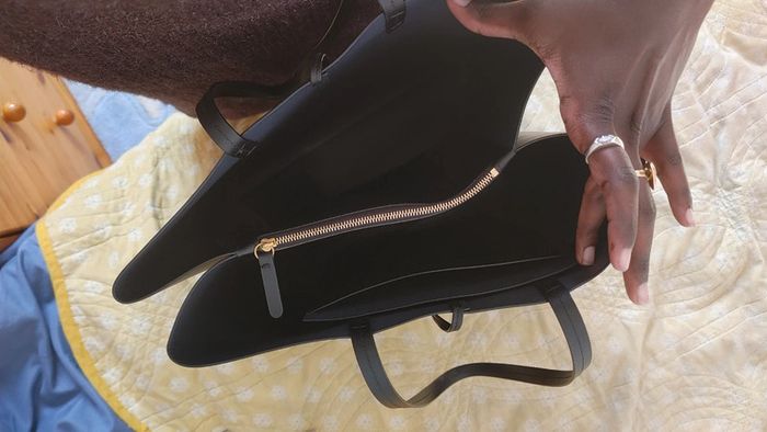 Élégant sac en cuir noir tout en sobriété - photo numéro 10