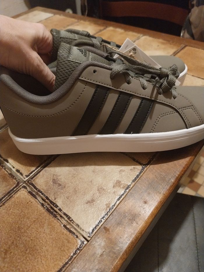 Baskets adidas couleur kaki pointure 38 neuves dans sa boîte - photo numéro 2