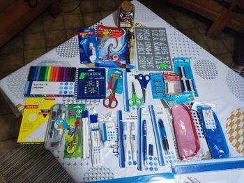 Lot de fournitures scolaires Neuf