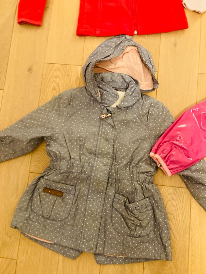 Lot de 2 gilets et 2 manteaux fille taille 4-5 ans - photo numéro 3