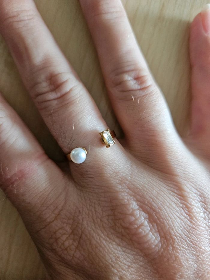 Bague avec perles blanche en acier doré inoxydable neuve