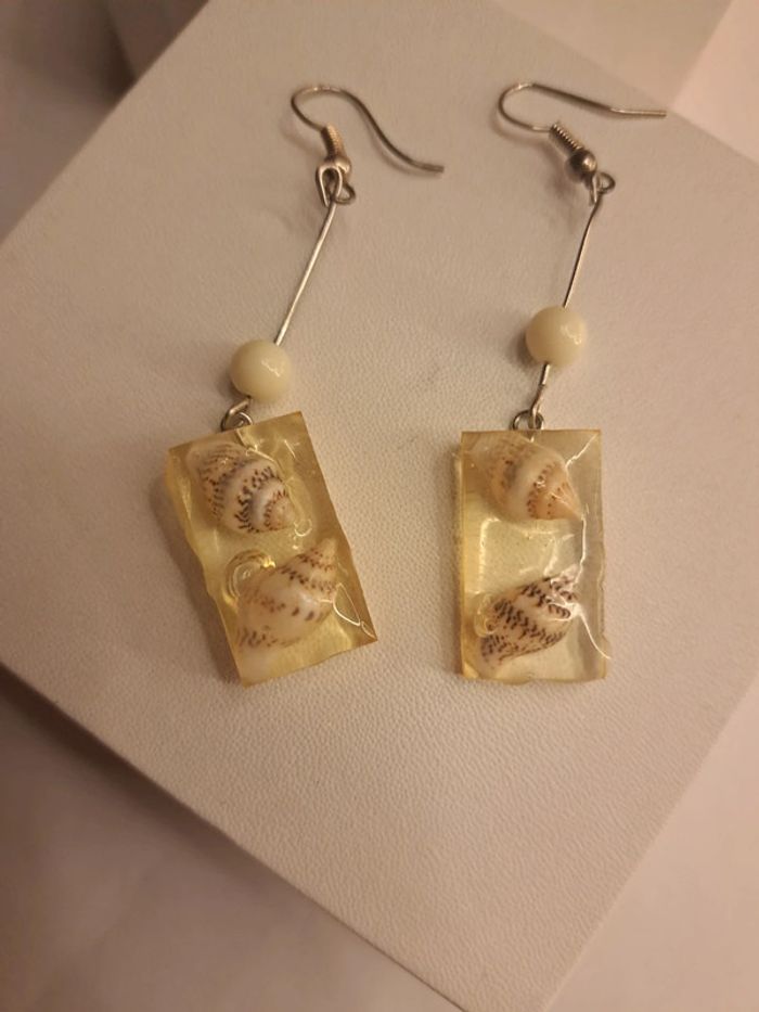 Boucles d'oreilles pendante en résine avec coquillages - photo numéro 7
