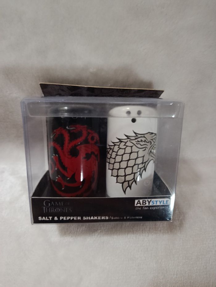 A saisir, salière et poivrière " game of thrones " , jamais déballés !