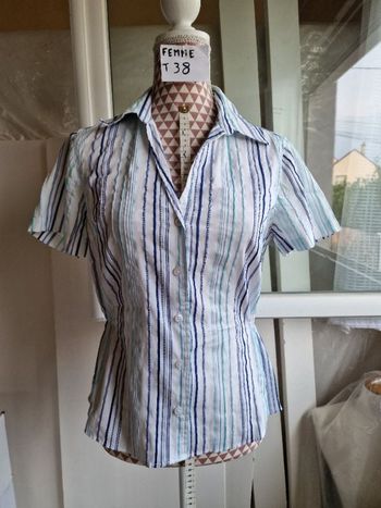 Chemise, blanche à rayures turquoise et bleu, en très très bon état, longueur 57cm, en polyester &co