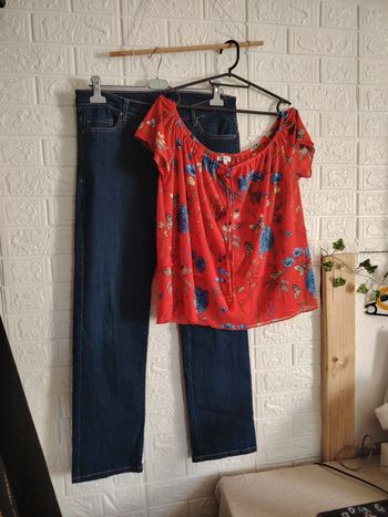 Ensemble jeans et blouse rouge