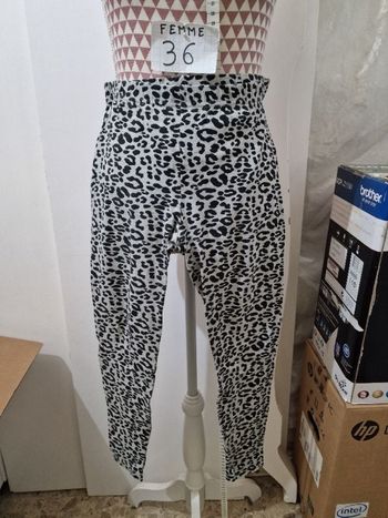 Leggings, gris à motif panthère, en coton/elasthanne/viscose, en très très bon état, longueur 75cm