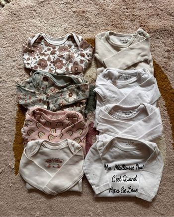 Lot de 8 bodies ( 1 mois )