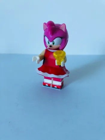 Figurine type lego Sonic. Sonic