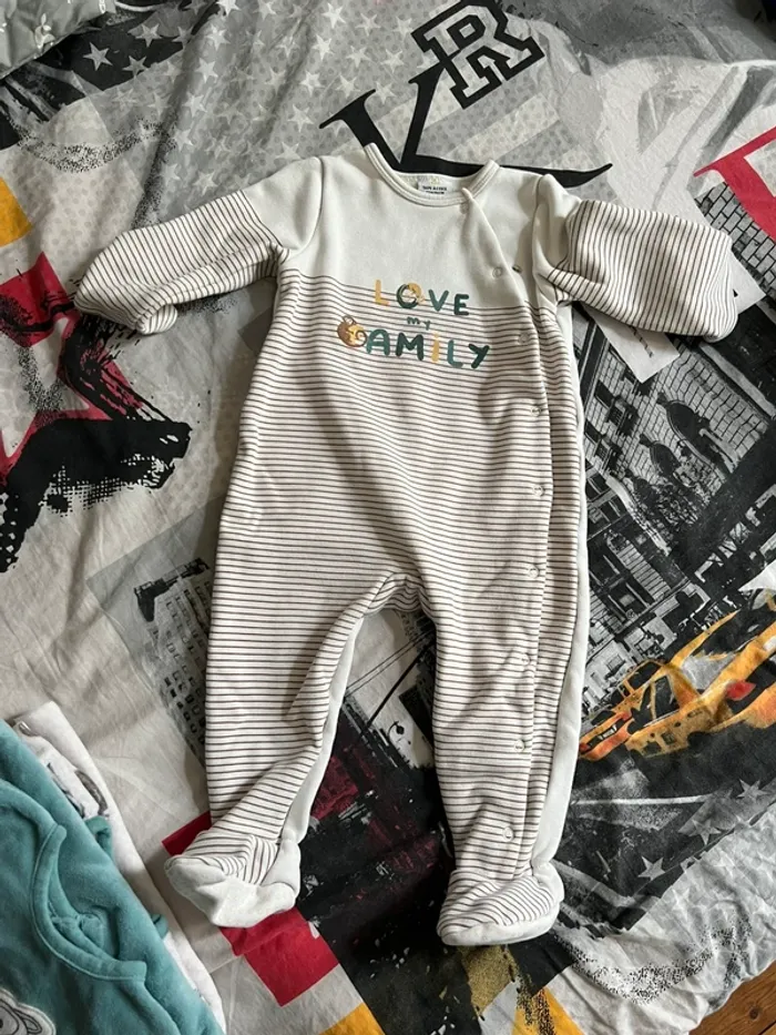 Pyjama tape à l’œil