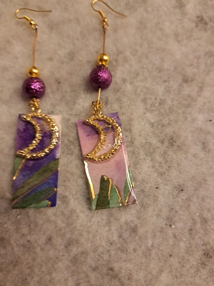 Boucles d'oreilles pendante en résine violet et doré - photo numéro 6