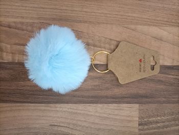 Porte clé pom-pom bleu très clair neuf