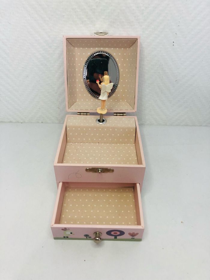 Boite à musique Ninon au jardin figurine fée