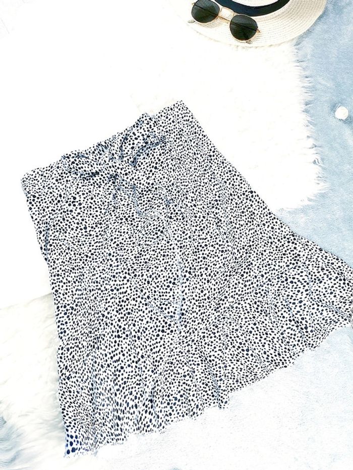 Jupe patineuse blanche à taches noires avec ceinture incorporée - T.S ou T.36 🖤