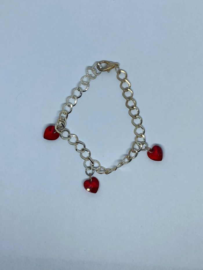 Bracelet fantaisie avec 3 coeurs rouge
