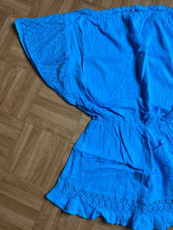 Robe avec manches en dentelles - photo numéro 2