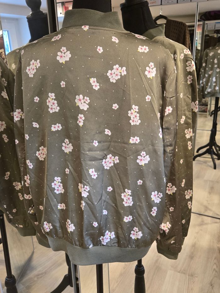 Veste légère kaki à fleurs T.44-46 Bonprix (Rainbow) neuve - photo numéro 4