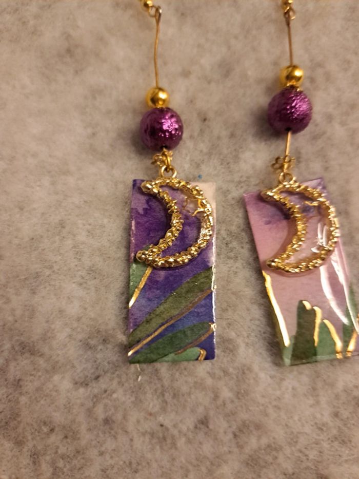 Boucles d'oreilles pendante en résine violet et doré - photo numéro 5