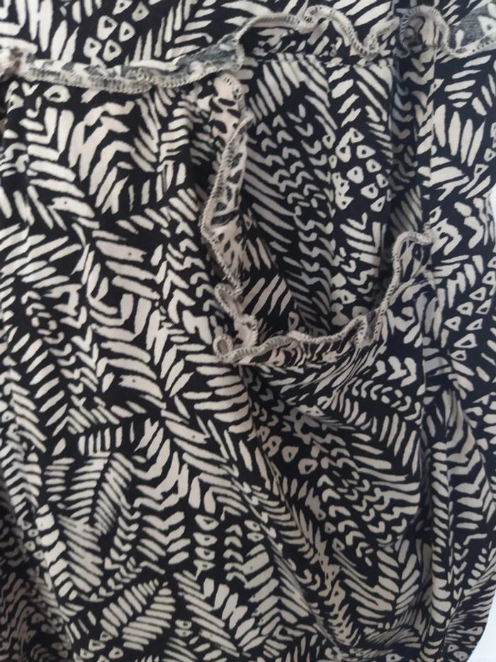 Robe fluide imprimé beige et noir volant - photo numéro 3