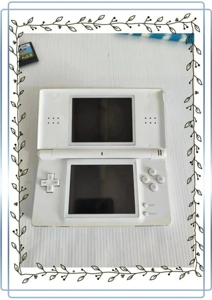 Lot nintendo ds avec une nintendo blanche en bon état mais il y'a des traces + 3 jeux - photo numéro 7