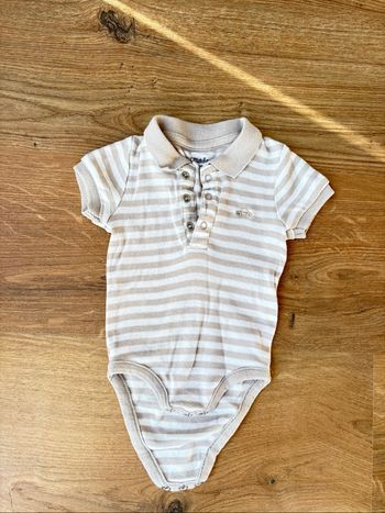 Bodies garçon avec col chemise beige et blanc