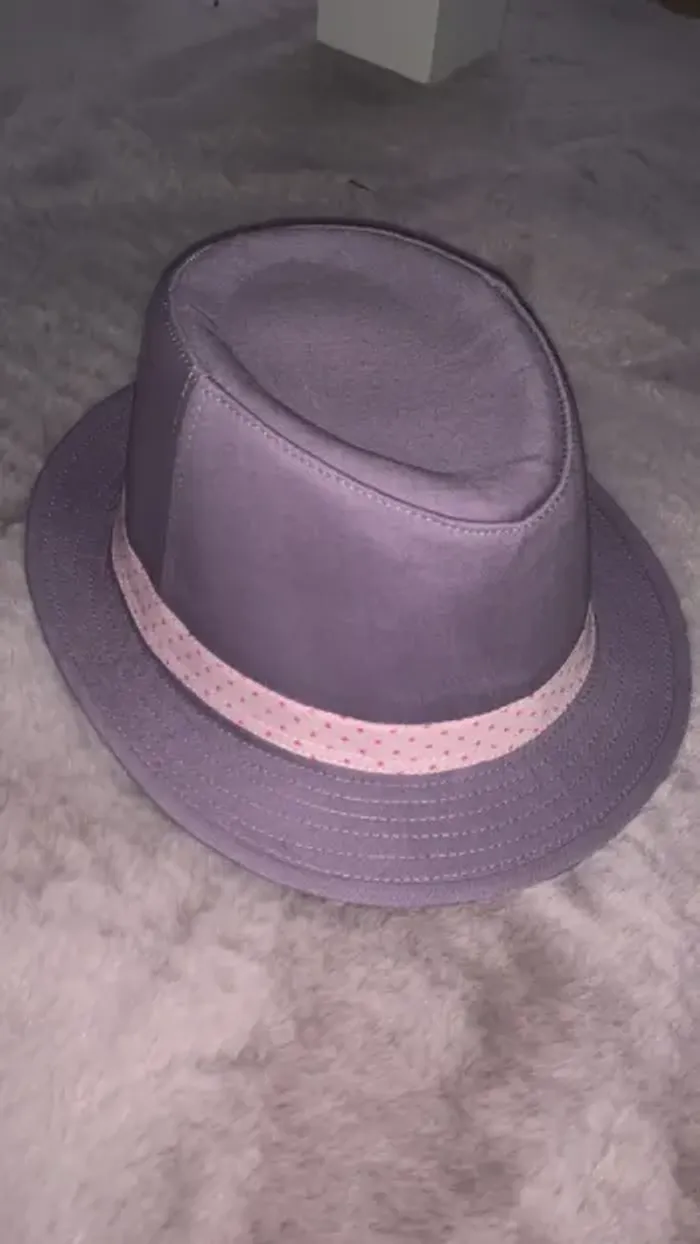 Chapeau violet neuf - photo numéro 3