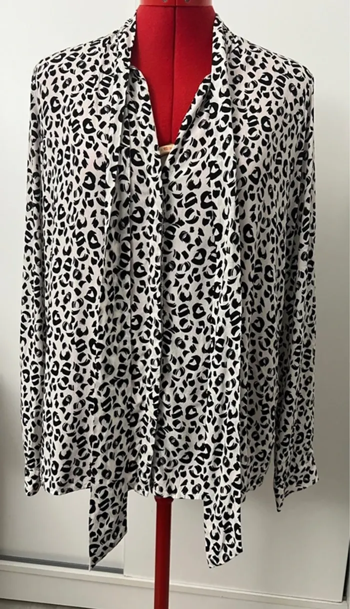 Chemise noir et blanche col lavaliere Caroll - photo numéro 3