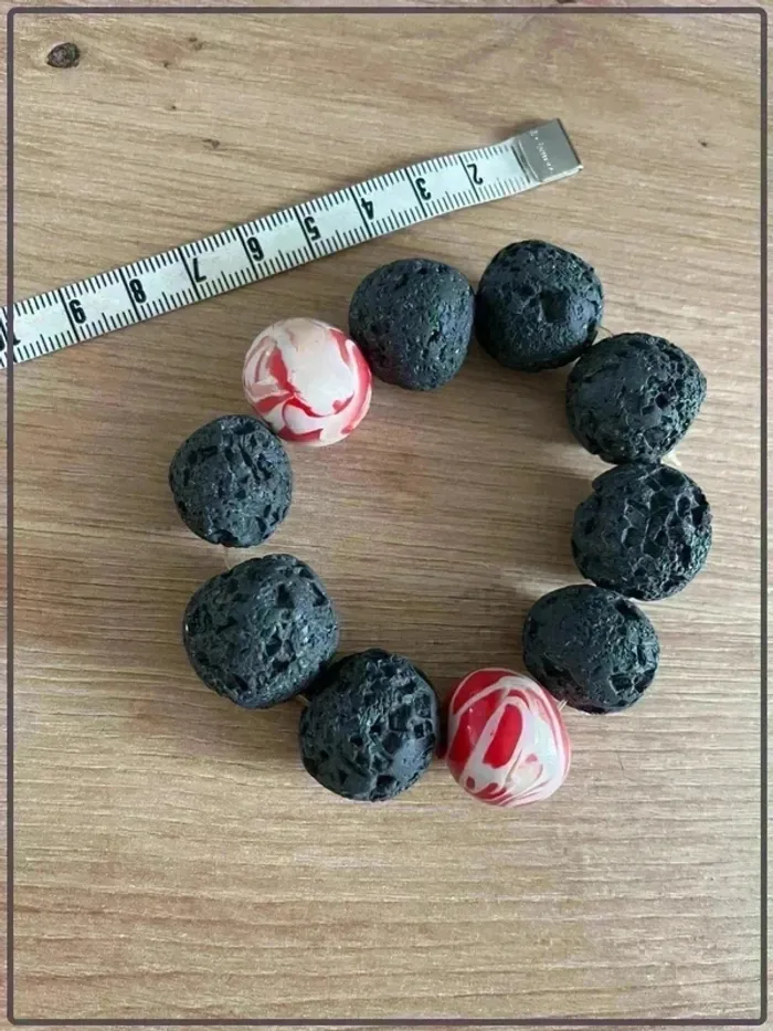 Bracelet élastique perles de lave rouge et noir - photo numéro 2