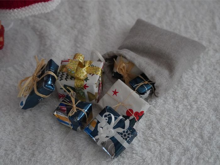 Barbie Noël et son sac de cadeau (avec un vrai cadeau pour Barbie) - photo numéro 5